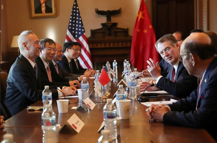 Phái đoàn Mỹ (phải) và phái đoàn Trung Quốc bắt đầu vòng đàm phán thương mại quan trọng tại Nhà Trắng ngày 30-1. Ảnh: REUTERS