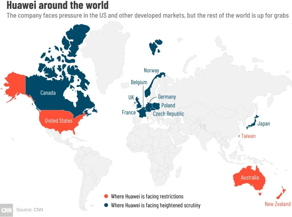 Huawei đang chịu áp lưc từ Mỹ và các thị trường phát triển, nhưng phần còn lại của thế giới vẫn rộng cửa với Huawei. Màu đỏ là các khu vực Huaei bị hạn chế hoạt động. Màu xanh là các khu vực Huawei đang bị chú ý an ninh. Phần còn lại vẫn rất lớn với Huawei. Ảnh: CNN
