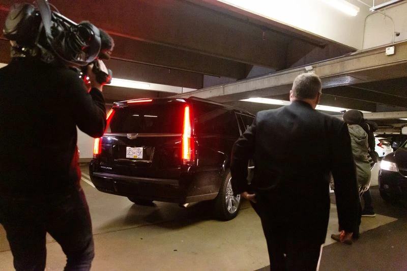 Xe chở bà Mạnh Vãn Châu rời tòa án ở Vancouver (Canada) ngày 29-1. Ảnh: BLOOMBERG