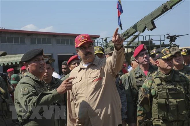 Tổng thống Venezuela Nicolas Maduro (giữa) thị sát cuộc diễn tập quân sự tại căn cứ hải quân Agustin Armario ở Puerto Cabello, bang Carabobo (Venezuela) ngày 27-1. Ảnh: AFP