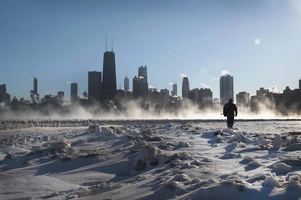 Khách bộ hành bước dọc hồ đóng băng ở Chicago, bang Illiois. Ảnh: GETTY IMAGES