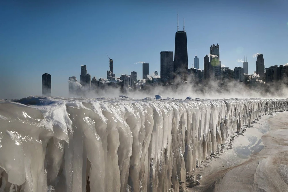 Hồ Michigan ở Chicago đóng băng. Ảnh: GETTY IMAGES