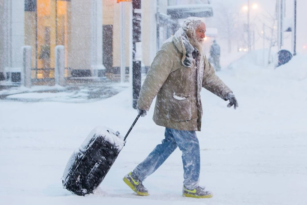 Khách bộ hành bước đi trong tuyết ở New York. Ảnh: GETTY IMAGES