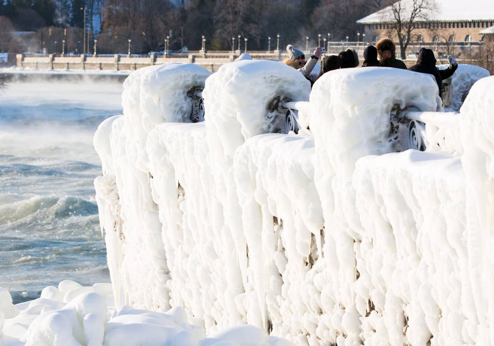 Du khách chụp ảnh thác Niagara. Ảnh: AFP