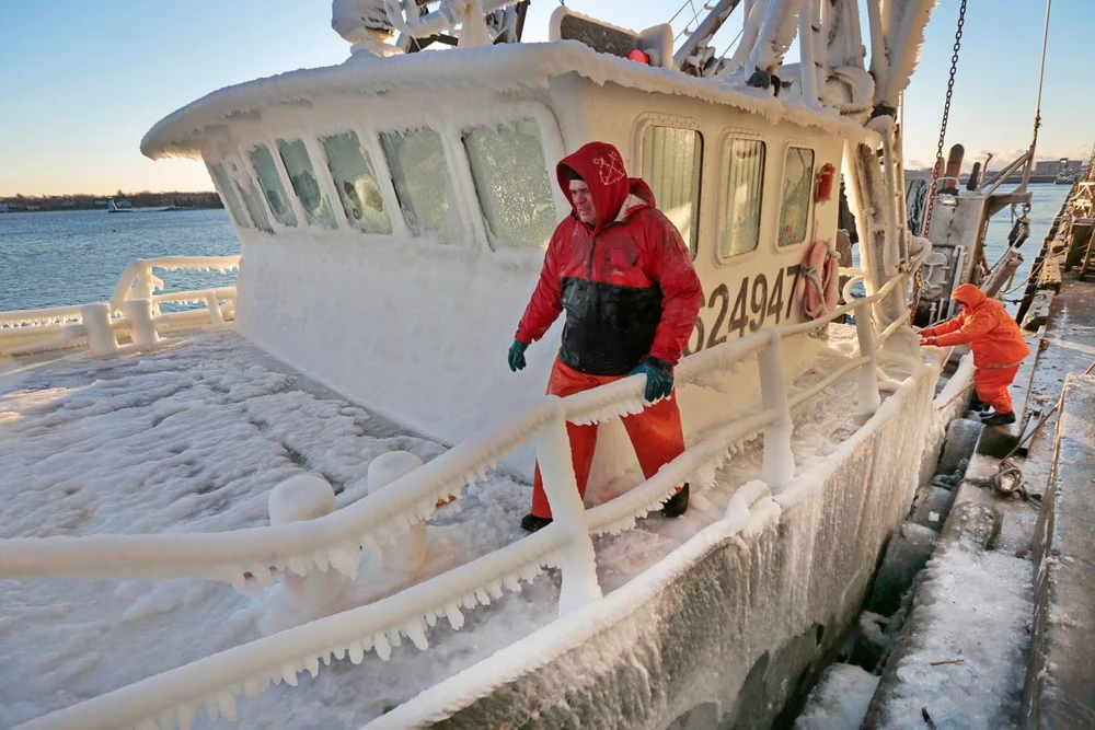 Tàu cá và sông băng trắng xóa ở cảng New Bedford, vịnh Buzzards, bang Massachusetts. Ảnh: AP