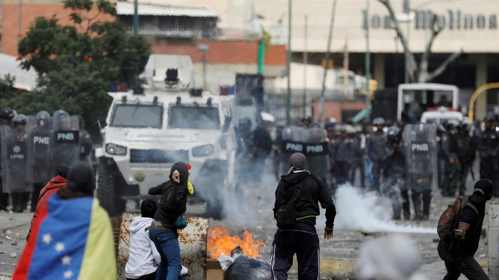 Biểu tình chống chính phủ diễn ra ở thủ đô Caracas (Venezuela). Ảnh: REUTERS