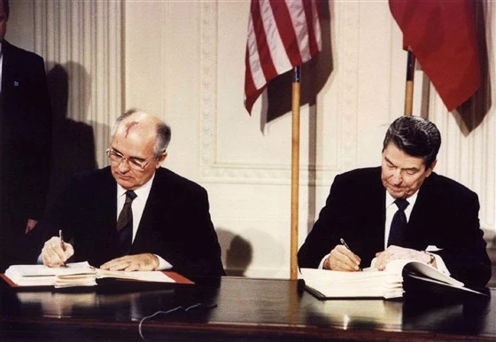 Tổng thống Mỹ Ronald Reagan (phải) và Lãnh đạo Liên bang Xô Viết Mikhail Gorbachev ký Hiệp ước INF tại Nhà Trắng ngày 8-12-1987, nhằm giảm đe dọa chiến tranh hạt nhân ở châu Âu. Ảnh: REUTERS