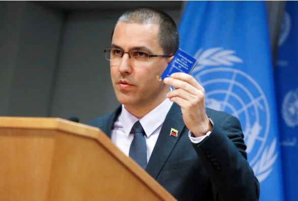 Bộ trưởng Ngoại giao Venezuela Jorge Arreaza giơ cao bản Hiến pháp Venezuela trong một cuộc họp báo tại trụ sở Liên Hiệp Quốc ở New York (Mỹ) ngày 12-2. Ảnh: REUTERS