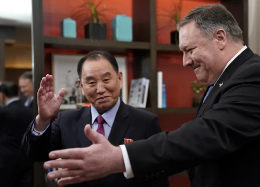 Ngoại trưởng Mỹ Mike Pompeo (phải) tiếp Phó Chủ tịch Đảng Lao động Triều Tiên Kim Yong-chol – dẫn đầu phái đoàn ngoại giao Triều Tiên trong cuộc đàm phán hạt nhân với Mỹ - tại thủ đô Washington (Mỹ) ngày 18-1. Ảnh: REUTERS