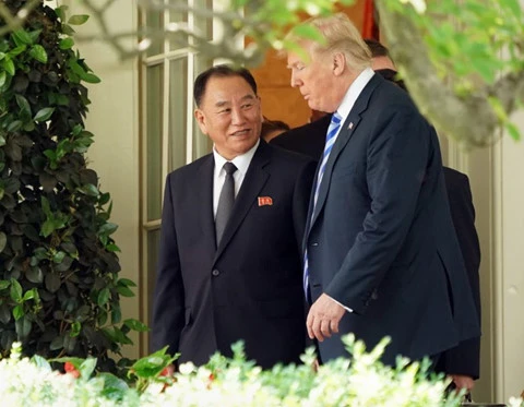 Tổng thống Mỹ Donald Trump (phải) trong một lần tiếp Phó Chủ tịch Đảng Lao động Triều Tiên Kim Yong-chol (trái) tại Nhà Trắng. Ảnh: REUTERS