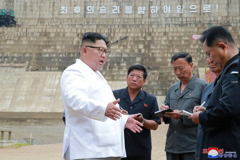 Lãnh đạo Triều Tiên Kim Jong-un (trái) đến quan sát công trình xây dựng một nhà máy điện hạt nhân ở tỉnh North Hamgyong (Triều Tiên). Ảnh: KCNA