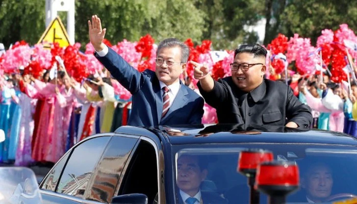 Tổng thống Hàn Quốc Moon Jae-in (trên xe, trái) sang Bình Nhưỡng gặp thượng đỉnh lần ba với lãnh đạo Triều Tiên Kim Jong-un (trên xe, phải) vào tháng 9-2018. Ảnh: REUTERS