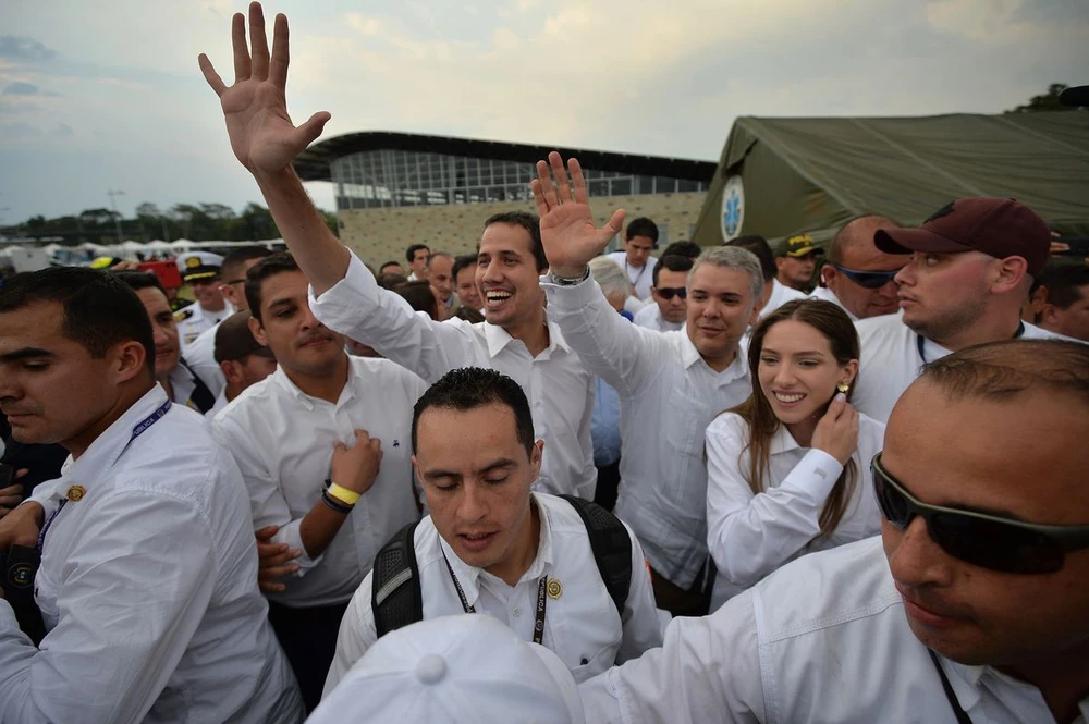 Chủ tịch Quốc hội Venezuela, tổng thống lâm thời tự xưng Juan Guaido (giơ tay) đến tỉnh Cututa (Colombia) ngày 22-2. Ảnh: AFP