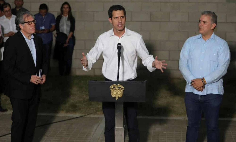 Chủ tịch Quốc hội Venezuela, tổng thống lâm thời tự xưng Juan Guaido (giữa) phát biểu tại tỉnh Cututa (Colombia) ngày 22-2, bên trái là Tổng thống Chile Sebastian Pinera, bên phải là Tổng thống Colombia Ivan Duque. Ảnh: AFP