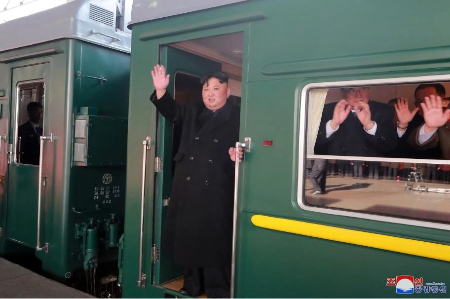 Hình ảnh lãnh đạo Triều Tiên Kim Jong-un đứng trên tàu vẫy chào trước khi tàu rời thủ đô Bình Nhưỡng sang Việt Nam, ngày 23-2. Ảnh: KCNA