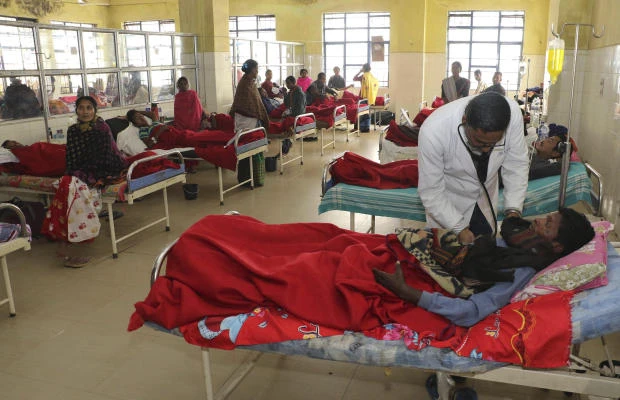 Nạn nhân ngộ độc rượu được đưa vào cứu chữa tại một bệnh viện ở bang Assam (Ấn Độ) ngày 23-2. Ảnh: AP