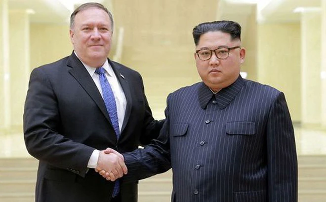 Lãnh đạo Triều Tiên Kim Jong-un (phải) trong một lần đón tiếp Ngoại trưởng Mỹ Mike Pompeo tới Bình Nhưỡng. Ảnh: NHÀ TRẮNG