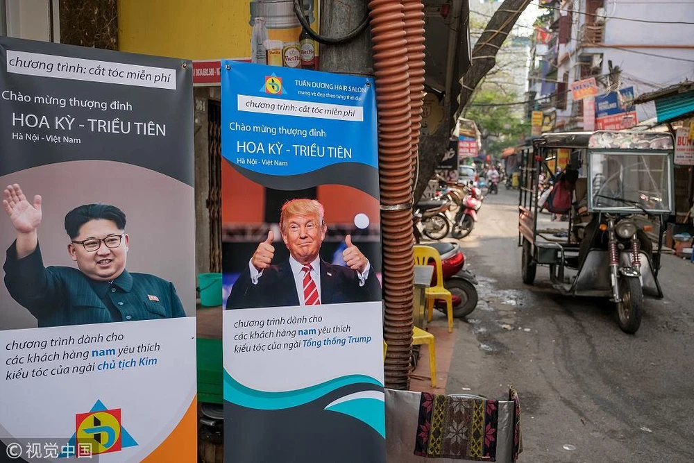 Salon tóc Tuấn Dương tại Hà Nội đề xuất cắt tóc miễn phí cho những ai muốn tạo kiểu giống kiểu tóc Tổng thống Mỹ Donald Trump hoặc lãnh đạo Triều Tiên Kim Jong-un. Ảnh: VCG