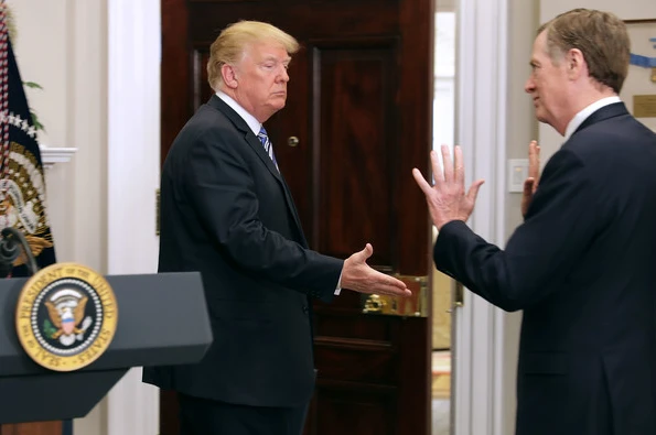 Có thông tin Tổng thống Mỹ Donald Trump (phải) trong cuộc gặp với Đại diện Thương mại Mỹ Robert Lighthizer (trái) đang bất mãn nhau quanh chuyện đàm phán thương mại với Trung Quốc. Ảnh: AFP