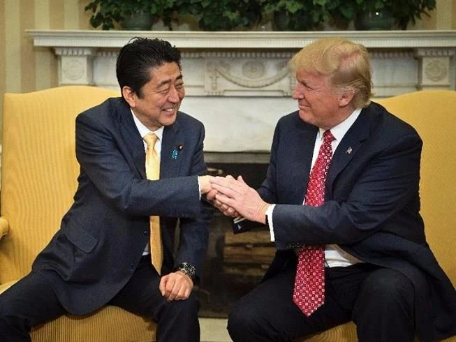 Tổng thống Mỹ Donald Trump (phải) từng hứa sẽ bảo vệ Nhật trong một cuộc gặp Thủ tướng Nhật Shinzo Abe (trái). Ảnh: GT