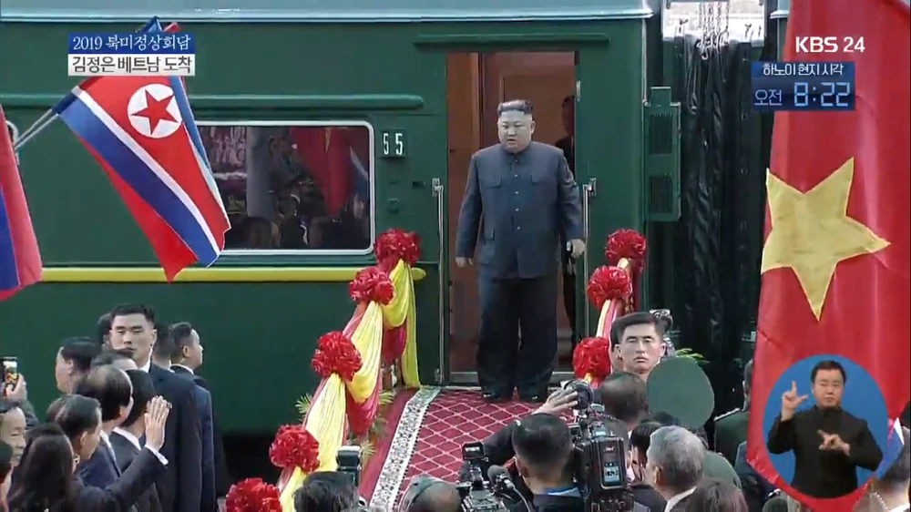 Lãnh đạo Triều Tiên Kim Jong-un bước xuống tàu lửa ở ga Đồng Đăng sáng nay. Ảnh: KBS24