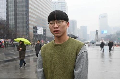 Anh Heo Jae-young 21 tuổi nói không thể quên cảnh Tổng thống Moon bắt tay Chủ tịch Kim và cùng bước qua đường phân giới quân sự. Ảnh: AFP