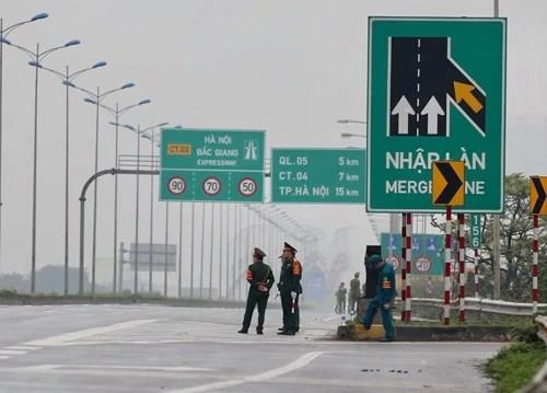 Quốc lộ 1A hướng về cầu Phù Đổng được siết chặt an ninh đón đoàn xe chở lãnh đạo Kim Jong-un về Hà Nội.