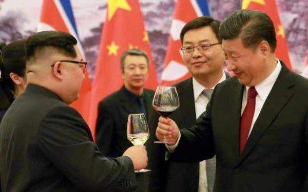 Lãnh đạo Triều Tiên Kim Jong-un (trái) trong một lần sang thăm Trung Quốc và được Chủ tịch Tập Cận Bình (phải) đón tiếp. Ảnh: REUTERS