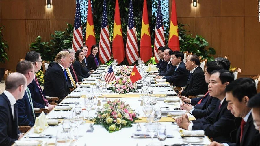 Tổng thống Mỹ Donald Trump và phái đoàn Mỹ (trái) ăn trưa cùng Thủ tướng Nguyễn Xuân Phúc và phái đoàn Việt Nam. Ảnh: CNN