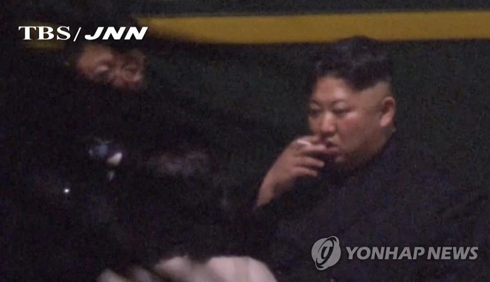 Hình ảnh lãnh đạo Triều Tiên Kim Jong-un xuống tàu hút thuốc ở một nhà ga Trung Quốc được kênh truyền hình TBS (Nhật) quay lại. Ảnh: YONHAP