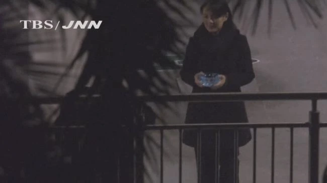 Bà Kim Yo-jong mang gạt tàn đến cho anh mình khi ông Kim Jong-un xuống tàu hút thuốc tại nhà ga Nam Ninh ở Trung Quốc. Ảnh: YONHAP