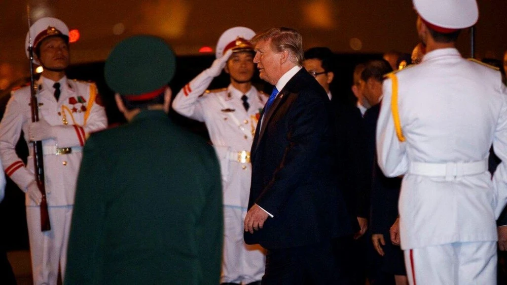 Tổng thống Mỹ Donald Trump đến sân bay Nội Bài tối 26-2. Ảnh: AP