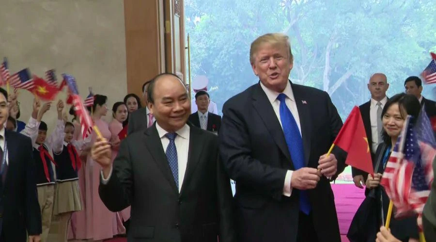 Tổng thống Mỹ Donald Trump (phải) được Thủ tướng Nguyễn Xuân Phúc tiếp sáng nay. Ảnh: CNN