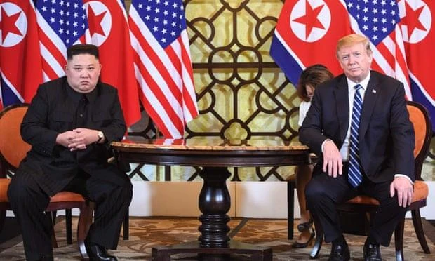 Tổng thống Mỹ Donald Trump (trái) và lãnh đạo Triều Tiên Kim Jong-un gặp thượng đỉnh sáng nay tại Hà Nội. Ảnh: GETTY IMAGES