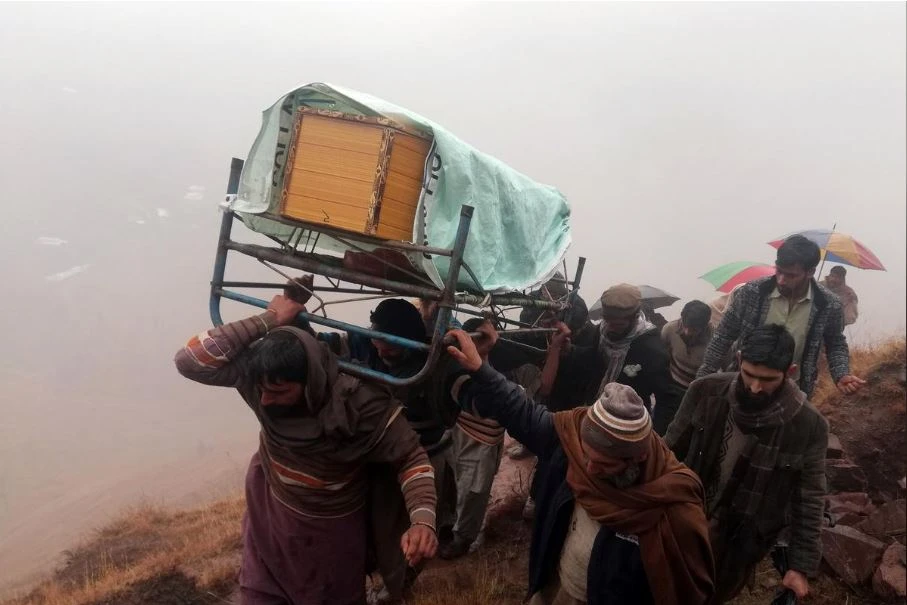 Dân Pakistan tại vùng Kashmir do Pakistan kiểm soát mang quan tài một cậu bé mà họ cho bị thiệt mạng vì đạn pháo từ phía vùng Kashmir Ấn Độ kiểm soát bắn sang đi chôn ngày 2-2. Ảnh: REUTERS