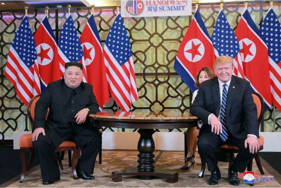 Lãnh đạo Triều Tiên Kim Jong-un (trái) và Tổng thống Mỹ Donald Trump trong kỳ gặp thượng đỉnh thứ hai ở Hà Nội ngày 28-2. Ảnh: KCNA