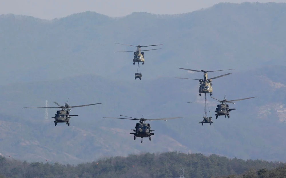 Các trực thăng Black Hawk và Chinook của quân đội Mỹ trong một cuộc tập trận Đại Bàng non với Hàn Quốc. Ảnh: AP