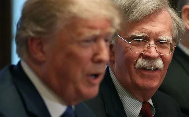 Ông Bolton (phải) được cho cố ảnh hưởng quyết định, chính sách của ông Trump (trái). Ảnh: AFP