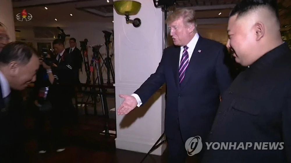 Phó Chủ tịch Đảng Lao động Triều Tiên Kim Yong-chol (trái) cúi chào khi Tổng thống Mỹ Donald Trump (giữa) đề nghị bắt tay, trong khi lãnh đạo Triều Tiên Kim Jong-un đứng bên cạnh (phải). Ảnh: YONHAP chụp lại từ màn hình đài truyền hình trung ương Triều Tiên KCTV