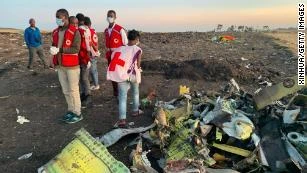 Hiện trường tai nạn của chiếc Boeing 737 MAX 8 thứ hai. Nhiều chuyên gia hàng không không đồng ý với quyết định của Boeing tiếp tục bay 737 MAX 8. Ảnh: CNN