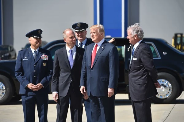 Tổng thống Mỹ Donald Trump và CEO Dennis Muilenburg của Boeing (giữa) trong một lần gặp tại sân bay quốc tế Charleston. Ảnh: AFP