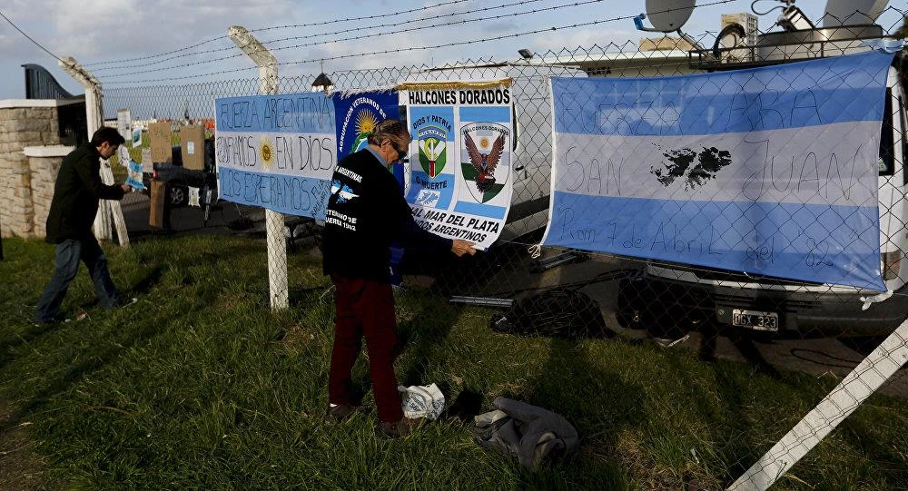 Thông điệp cầu nguyện cho các thủy thủ tàu ngầm ARA San Juan được treo ở hàng rào căn cứ hải quân Mar del Plata (Argentina) ngày 19-11-2017. Ảnh: REUTERS