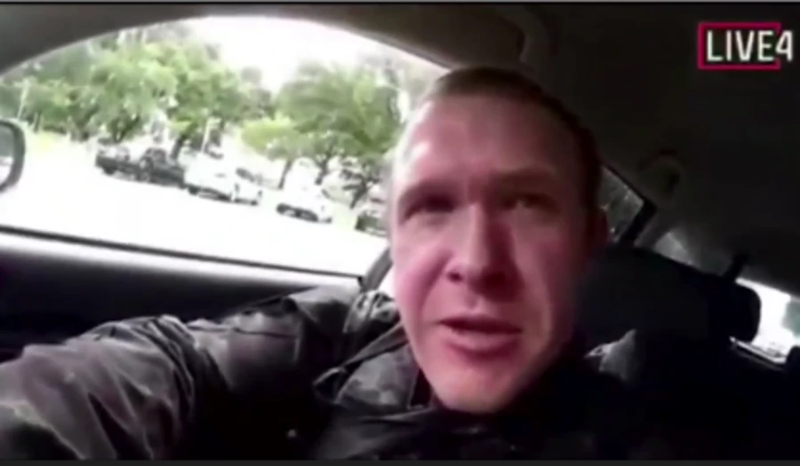 Tay súng người Úc Brenton Harrison Tarrant trên đường đi thực hiện vụ xả súng hôm qua 15-3, diễn biến được chính Tarrant tường thuật trực tiếp trên mạng xã hội. Ảnh: CNN