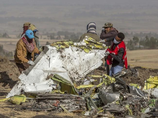 Hiện trường tai nạn chiếc Boeing 737 MAX 8 rơi ở Ethiopia sáng 10-3. Ảnh: REUTERS