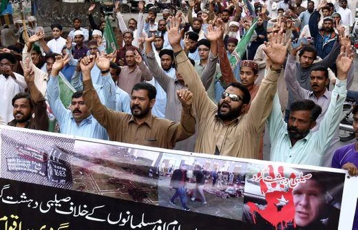 Dân Pakistan biểu tình phản đối vụ xả súng ở New Zealand, tại Karachi ngày 16-3. Ảnh: EPA
