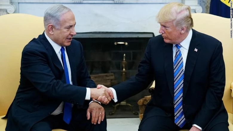 Thủ tướng Israel Benjamin Netayahu (trái) trong một chuyến thăm Tổng thống Mỹ Donald Trump (phải) tại Nhà Trắng. Ảnh: CNN