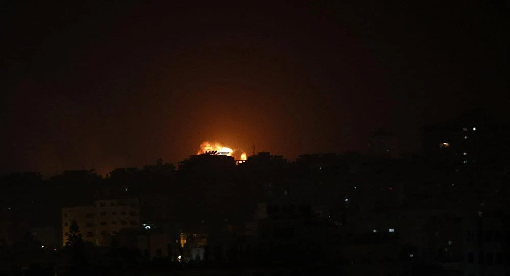 Tên lửa Israel không kích xuống Dải Gaza sáng sớm 15-3. Ảnh: AP