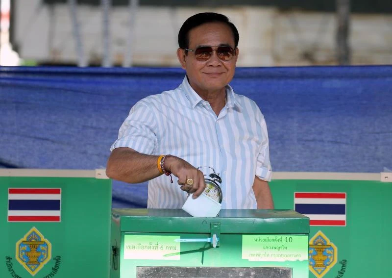 Thủ tướng Prayut Chan-o-cha đi bỏ phiếu ngày 24-3. Ảnh: EPA