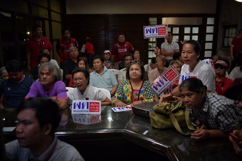 Người ủng hộ đảng Pheu Thai theo dõi kết quả bầu cử tại trụ sở đảng ở Bangkok (Thái Lan) ngày 24-3. Ảnh: ST