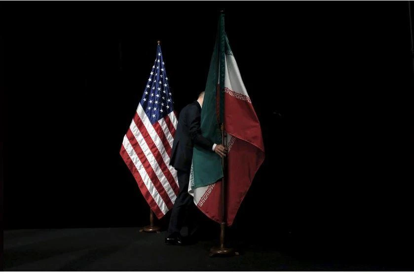 Cờ Mỹ (trái) và cờ Iran trong một buổi đàm phán về hạt nhân Iran của Ngoại trưởng Iran và nhóm P5+1 tại Vienna (Áo) ngày 14-7-2015. Ảnh: REUTERS